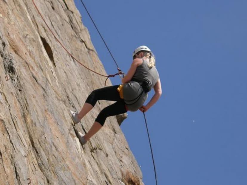 Köysilaskeutuminen kalliolta kuudelle | Tampere