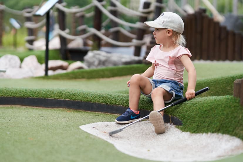 Seikkailupuisto Huipun Seikkailuminigolf lapselle | Espoo