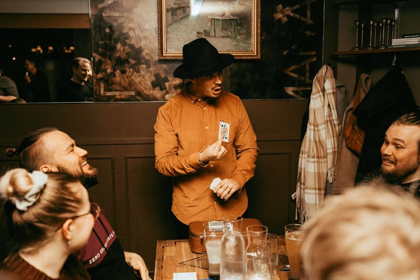 Taikashow + korttitemppuworkshop seurueelle | Pääkaupunkiseutu