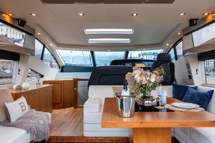 VIP-luksusjahti yksityiskäyttöön 2-15:lle (1,5h) | Helsinki