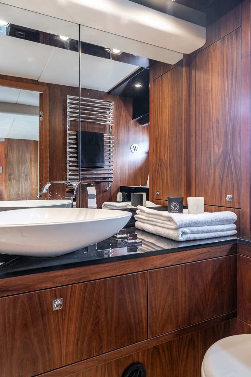 VIP-luksusjahti yksityiskäyttöön 2-15:lle (3h) | Helsinki