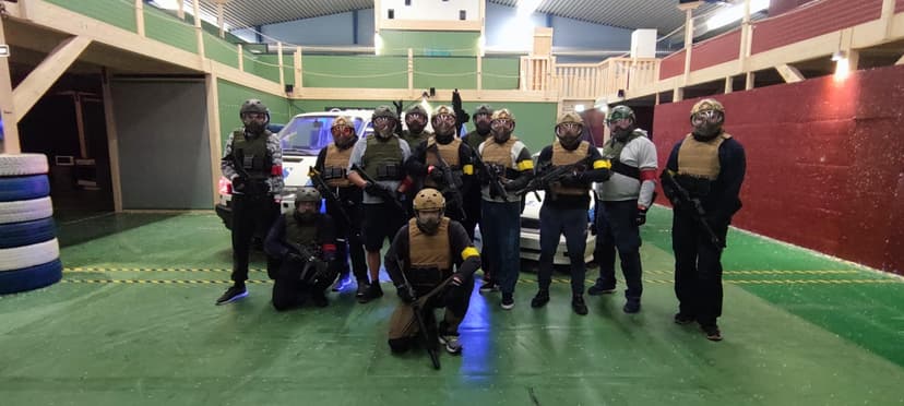 Poliisit vs. Rosvot: Yksityinen Airsoft-taistelu 10:lle | Kerava