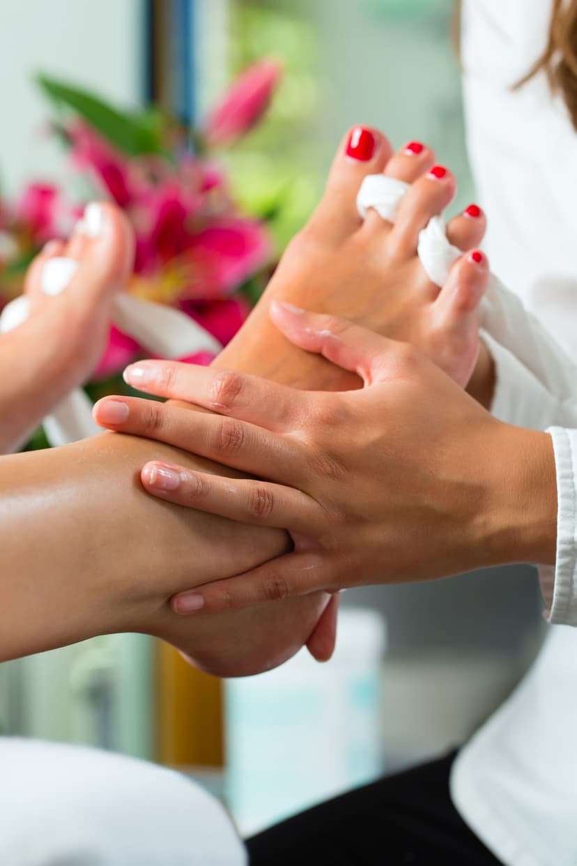 Klassinen jalkahoito kynsien lakkauksella | Turku