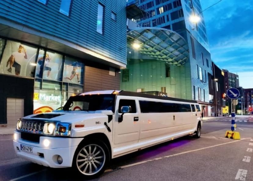 Hummer H2 -limusiinikyyditys 120 min 1-17:lle | Helsinki